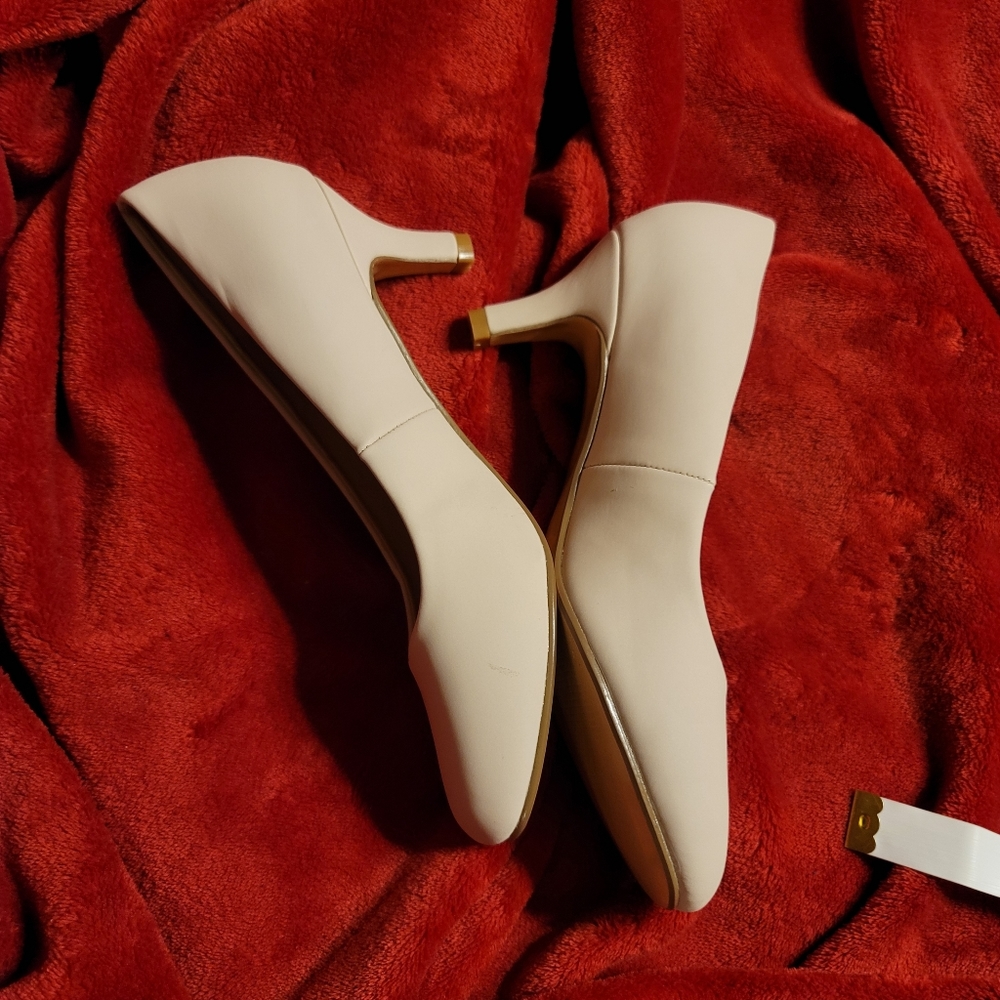 NWOB CLASSIC NUDE KITTEN LOW HEEL ROUND TOE MUST HAVE SHOE SIZE 7 - Picture 9 of 15